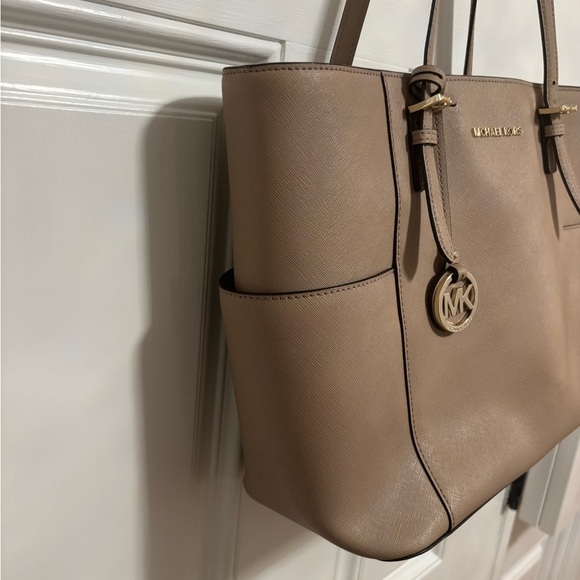 Michael Kors Jet Set Tote – Tan Saffiano Leather – Authenticated – Gold Hardware - Picture 4 of 13